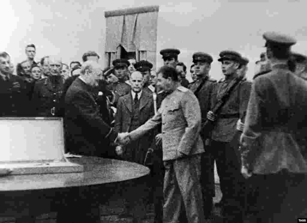 Тегеранская конференция 1943 года. Британский премьер Уинстон Черчилль вручает главе советской делегации Иосифу Сталину дар английского короля Георга VI, церемониальный Меч Сталинграда, украшенный драгоценными камнями.