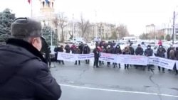 "Работать должны молодые". Митингующие в Бишкеке требуют отставки нового мэра – третьего за три дня